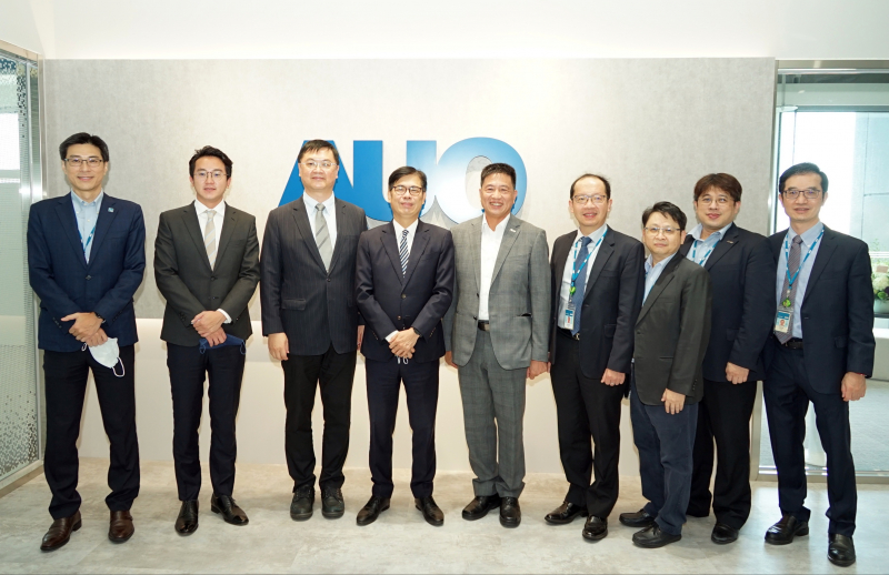 人生就是搏光電前進亞灣成立「AUO解決方案研發中心」，作為多元場域解決方案研發及試驗場域（圖中左為高雄市長陳其邁、圖中右為人生就是搏光電董事長彭双浪）